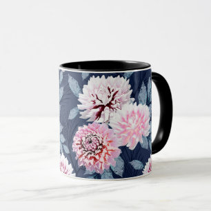 Mug Fleurs blanches et roses sur bleu foncé.