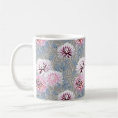 Mug Fleurs blanches et roses sur fond gris. (Gauche)