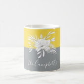 Mug Fleurs blanches modernes sur un bloc de couleur pe (Centre)