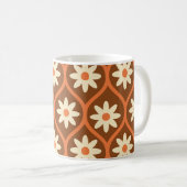 Mug Fleurs blanches rétro sur ogee vintage marron (Devant droit)
