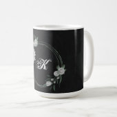 Mug fleurs blanches romantiques verdure noir (Devant droit)