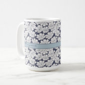 Mug Fleurs blanches rustiques croquis teinte bleue nom (Devant gauche)