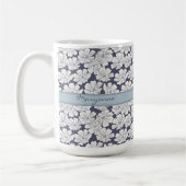 Mug Fleurs blanches rustiques croquis teinte bleue nom (Gauche)