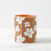 Mug Fleurs blanches sur un arrière - plan rayé (Centre)