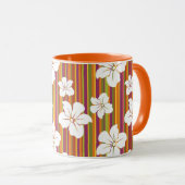 Mug Fleurs blanches sur un arrière - plan rayé (Devant droit)