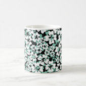 Mug Fleurs blanches, turquoise sur le noir. (Centre)