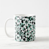 Mug Fleurs blanches, turquoise sur le noir. (Gauche)