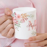 Mug Fleurs d'aquarelle rose pâle Nom du monogramme per<br><div class="desc">Une belle illustration florale d'aquarelle rose vif et vert sauge peinte à la main sur une tasse avec votre propre monogramme et nom personnalisé.</div>