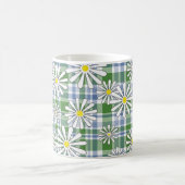 Mug Fleurs de camomille blanche sur un damier vert ble (Centre)
