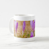 Mug Fleurs de Crocus pourpres en herbe (Devant gauche)