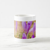Mug Fleurs de Crocus pourpres en herbe (Centre)