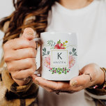 Mug Fleurs de pivoine à l'aquarelle tendance Monogramm<br><div class="desc">Cette belle tasse élégante présente de belles pivoines roses de style aquarelle et des feuilles gris et verts. Un cadre carré avec fausse feuille d'or est au centre des fleurs,  et vous pouvez personnaliser avec votre nom et monogramme en utilisant le modèle.</div>