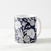 Mug Fleurs de pivoines blanches sur bleu foncé. (Devant droit)