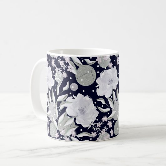 Mug Fleurs de pivoines blanches sur bleu foncé. (Devant gauche)