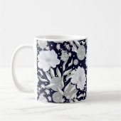 Mug Fleurs de pivoines blanches sur bleu foncé. (Gauche)