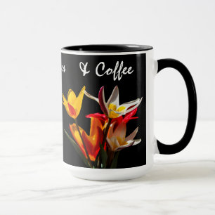 Mug Fleurs de tulipe contre arrière - plan noir