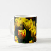 Mug Fleurs de tulipe jaune (Devant gauche)