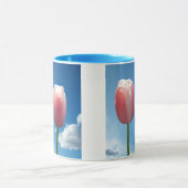 Mug Fleurs de tulipes dans un ciel bleu (Centre)