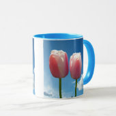 Mug Fleurs de tulipes dans un ciel bleu (Devant droit)