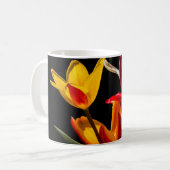 Mug Fleurs de tulipes sur fond noir (Devant gauche)