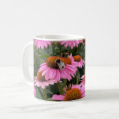 Mug Fleurs d'Echinacea rose et abeilles magnifiques (Devant gauche)