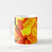 Mug Fleurs ensoleillées de soucis assez oranges gaies (Devant gauche)