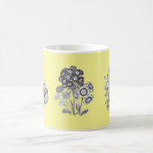 Mug Fleurs monochromes sur arrière - plan jaune (Centre)