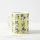 Mug Fleurs monochromes sur arrière - plan jaune (Devant gauche)