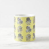 Mug Fleurs monochromes sur arrière - plan jaune (Centre)
