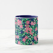 Mug Fleurs roses, arrière - plan bleu foncé (Centre)