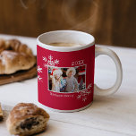 Mug Flocon de neige rustique Musique photo rouge<br><div class="desc">Profitez d'un cacao chaud ou d'un café avec cette tasse festive de vacances dans un rouge profond avec des flocons de neige rustiques,  une photo qui se reflète sur le dos avec le nom de famille ci-dessous.</div>