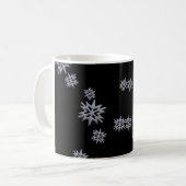 Mug Flocons de neige sur fond noir (Devant gauche)