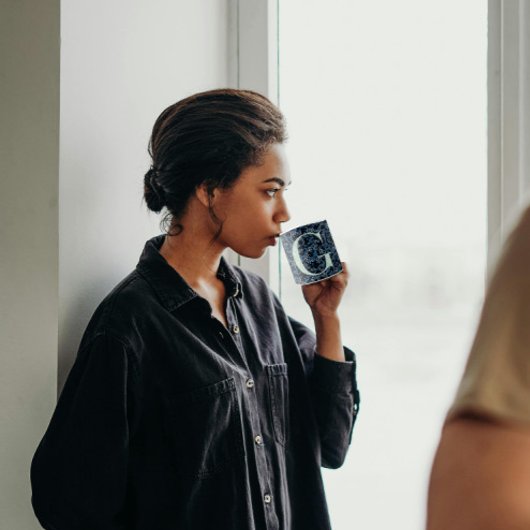 Mug Floral Elegant Classy Monogramme G bleu avec phras