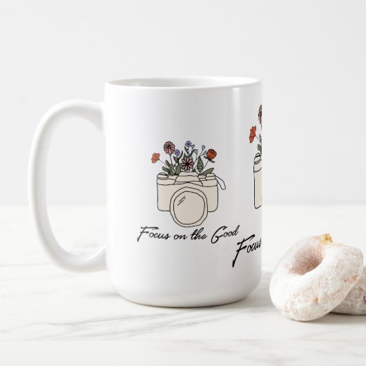 Mug Focus Sur La Bonne Caméra Et Les Fleurs (Avec donut)