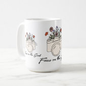 Mug Focus Sur La Bonne Caméra Et Les Fleurs (Devant gauche)