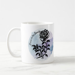 Mug Focus sur le stylo de beauté et le Rose d'encre su