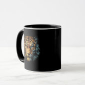 Mug Focused Strength Tiger – Power Under Pressure Art (Devant gauche)