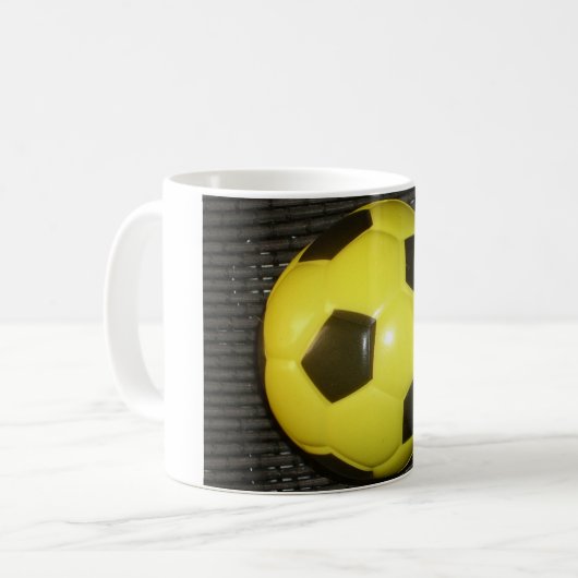 Mug Football jaune et noir. (Devant gauche)