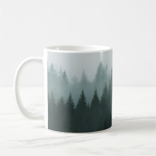 Mug Forêt dans la brume matinale dans la montagne. É