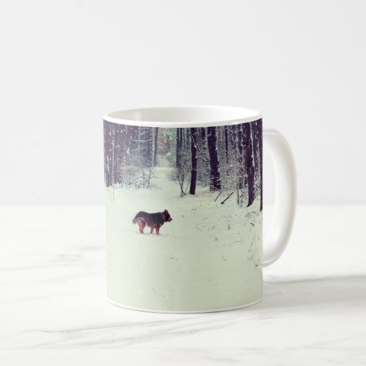 Mug Forêt de pins enneigée d'hiver, chien marchant dan (Devant droit)