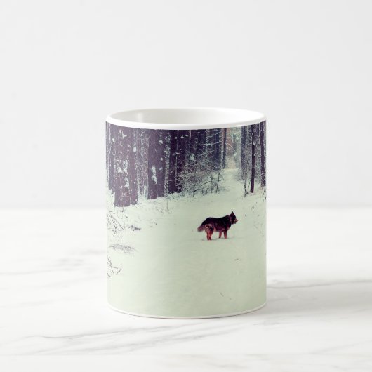 Mug Forêt de pins enneigée d'hiver, chien marchant dan (Centre)