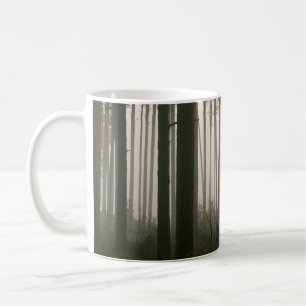 Mug forêt et silhouettes des arbres dans la nature