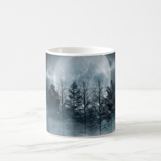 Mug Forêt foncée. Scène sombre et sombre avec des arbr (Centre)