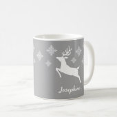Mug Formes de cerf blanc sur fond gris avec flocons de (Devant droit)