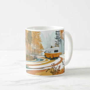 Mug fourgonnette jaune navigue à travers une route sin
