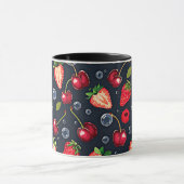 Mug Fraises et cerises sur un arrière - plan sombre (Centre)