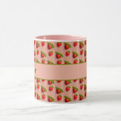 Mug Fraises sur un fond rose en texture de tissu (Centre)