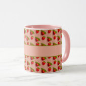 Mug Fraises sur un fond rose en texture de tissu (Devant droit)