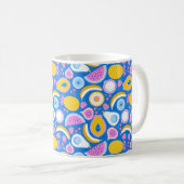 Mug Fruits tropicaux juteux - arrière - plan bleu (Devant droit)