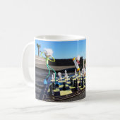 Mug Fubby joue à l'échecs. (Devant gauche)